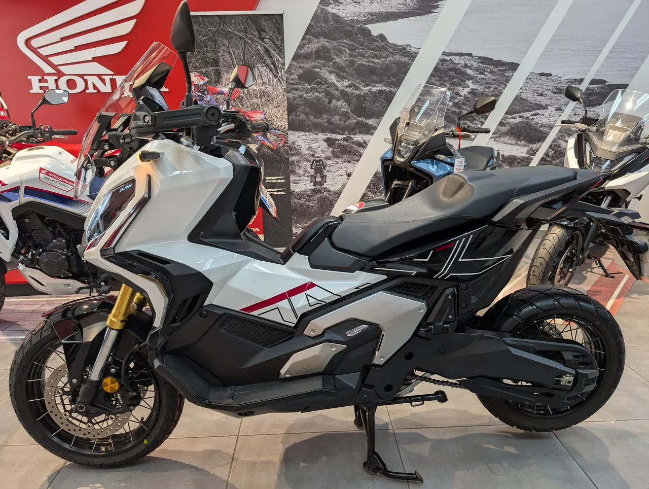 Honda X-ADV blanca de perfil