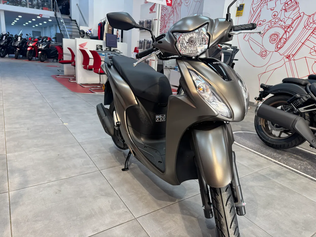 Scooter Honda Vision 110 color marrón metálico mate en exposición