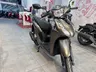 Scooter Honda Vision 110 color marrón metálico mate en exposición