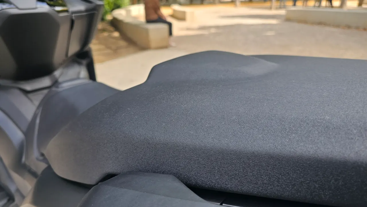 Parte trasera de la Honda Forza 750 en color negro ballistic mate metalizado