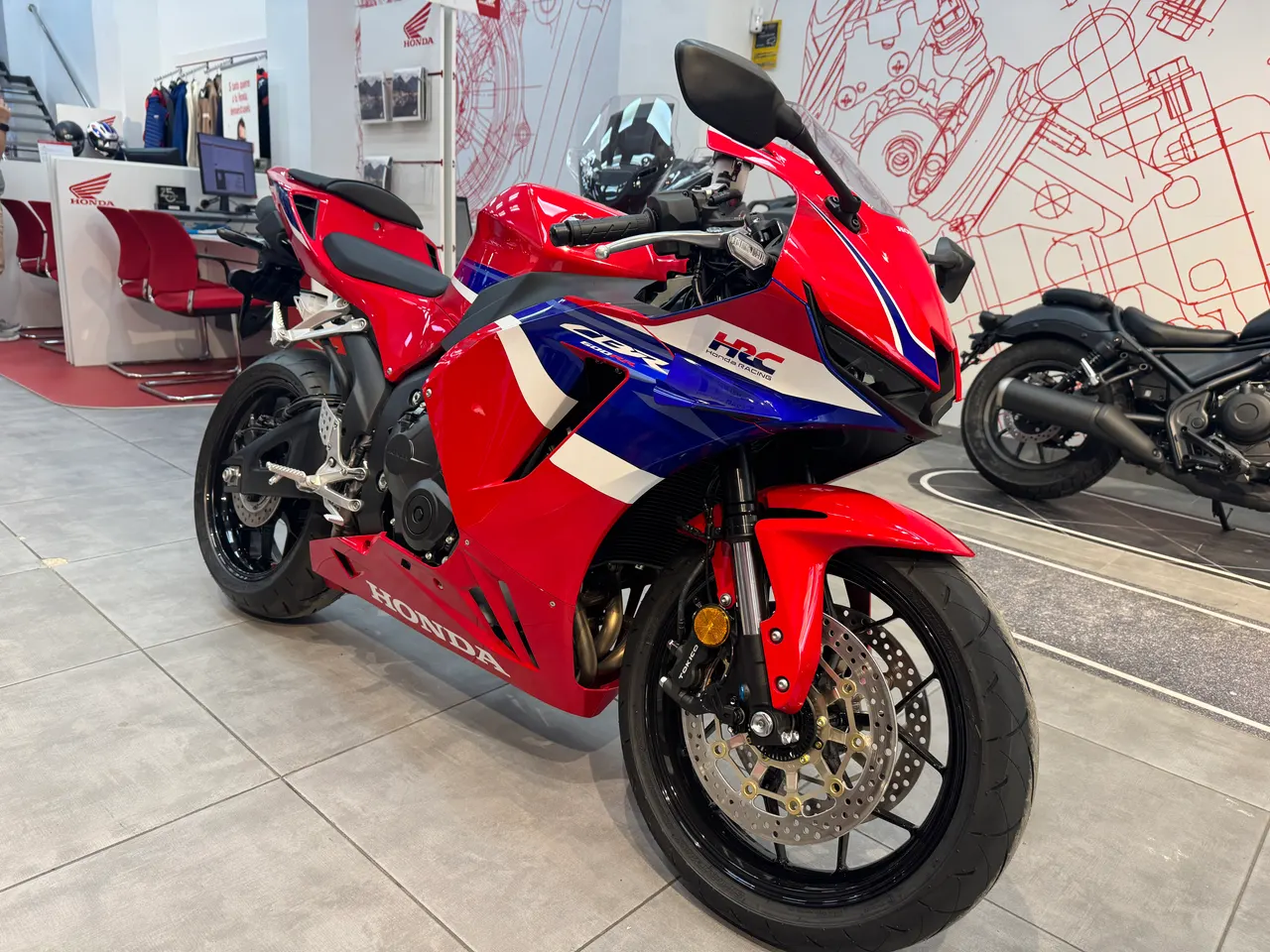 Honda CBR 600RR roja y azul en concesionario