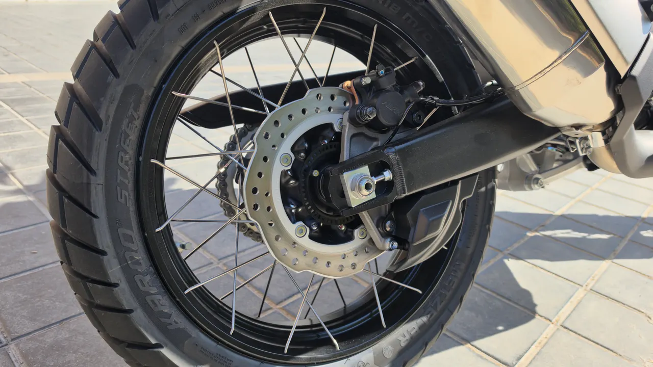 Rueda trasera con freno de disco de la Honda CRF1100L Africa Twin