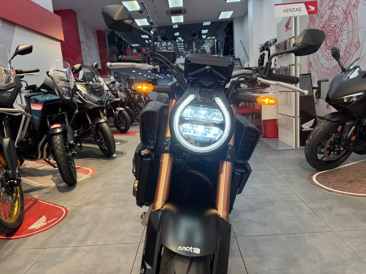 Vista frontal de una moto Honda CB650R Neo Sports Café en color negro.