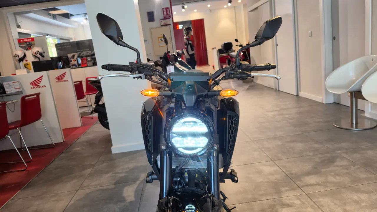 Honda CB125R negra en concesionario