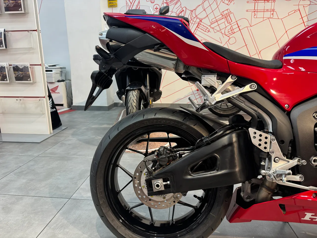 Vista trasera de una moto Honda CBR 600RR roja