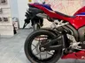 Vista trasera de una moto Honda CBR 600RR roja