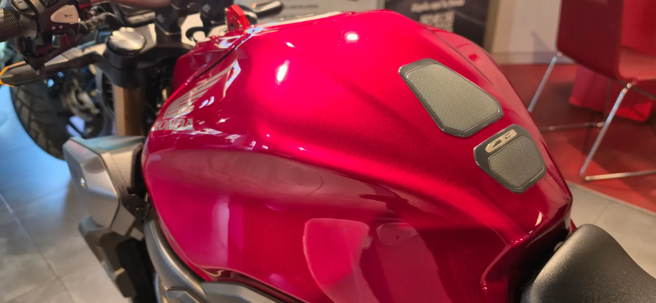 Tanque de gasolina de Honda CB650R en color rojo brillante.