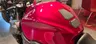 Tanque de gasolina de Honda CB650R en color rojo brillante.