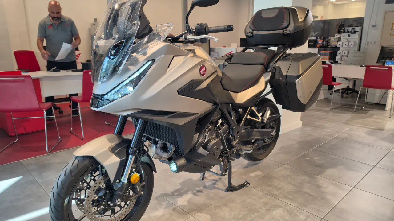 Honda NT1100 gris con maletas laterales y baúl trasero