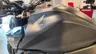 Detalle del depósito de una Honda CB125R en color negro mate.