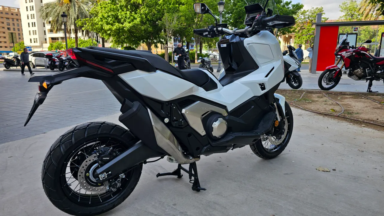 Honda X-ADV blanca aparcada en un entorno urbano