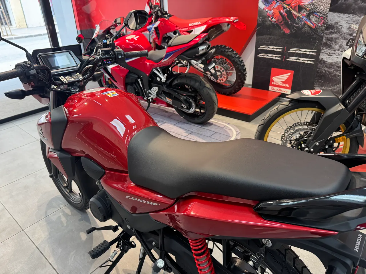 Honda CB125F roja en concesionario