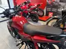 Honda CB125F roja en concesionario