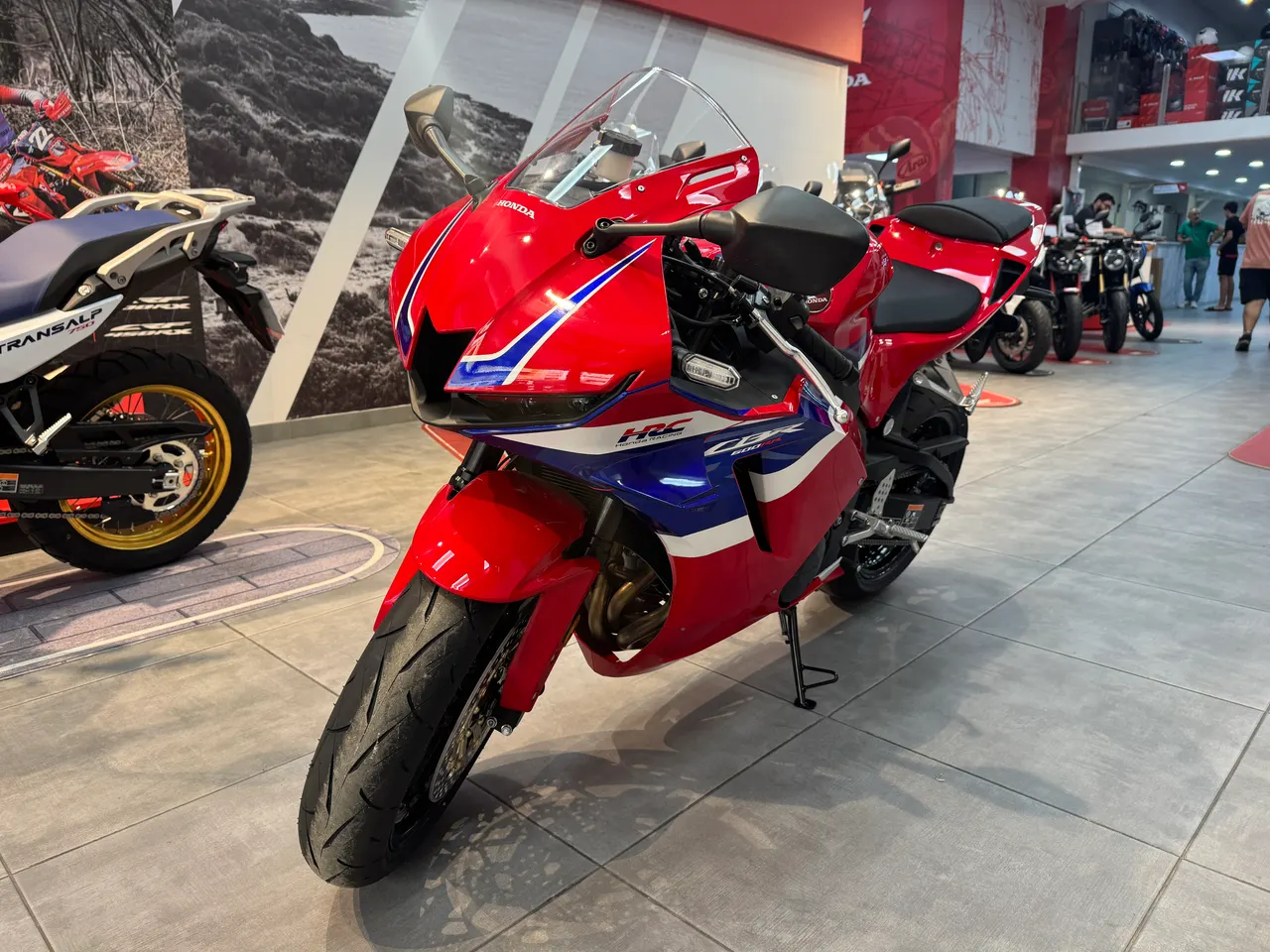 Honda CBR 600RR roja en concesionario