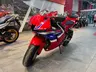 Honda CBR 600RR roja en concesionario