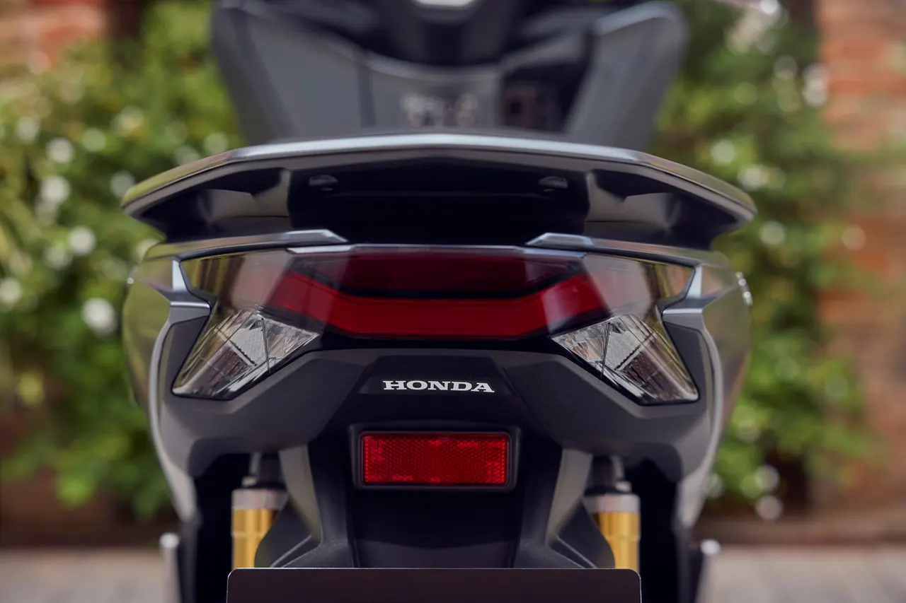 Vista trasera de la scooter Honda PCX 125 en color oscuro