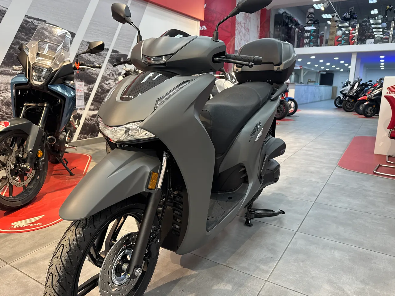 Scooter Honda SH 350i gris rock mate en un concesionario