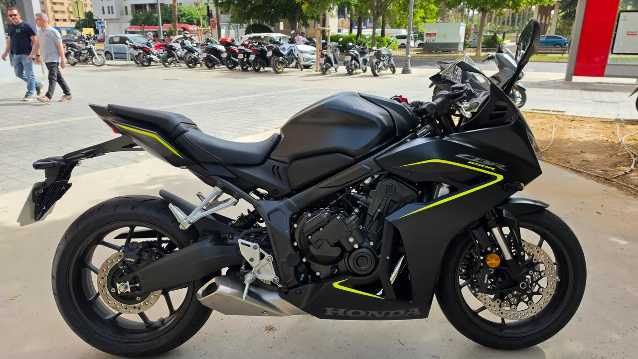 Moto Honda CBR 650R negra vista lateral derecha