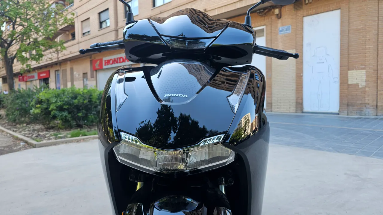Vista frontal de una moto Honda SH350i negra