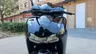 Vista frontal de una moto Honda SH350i negra