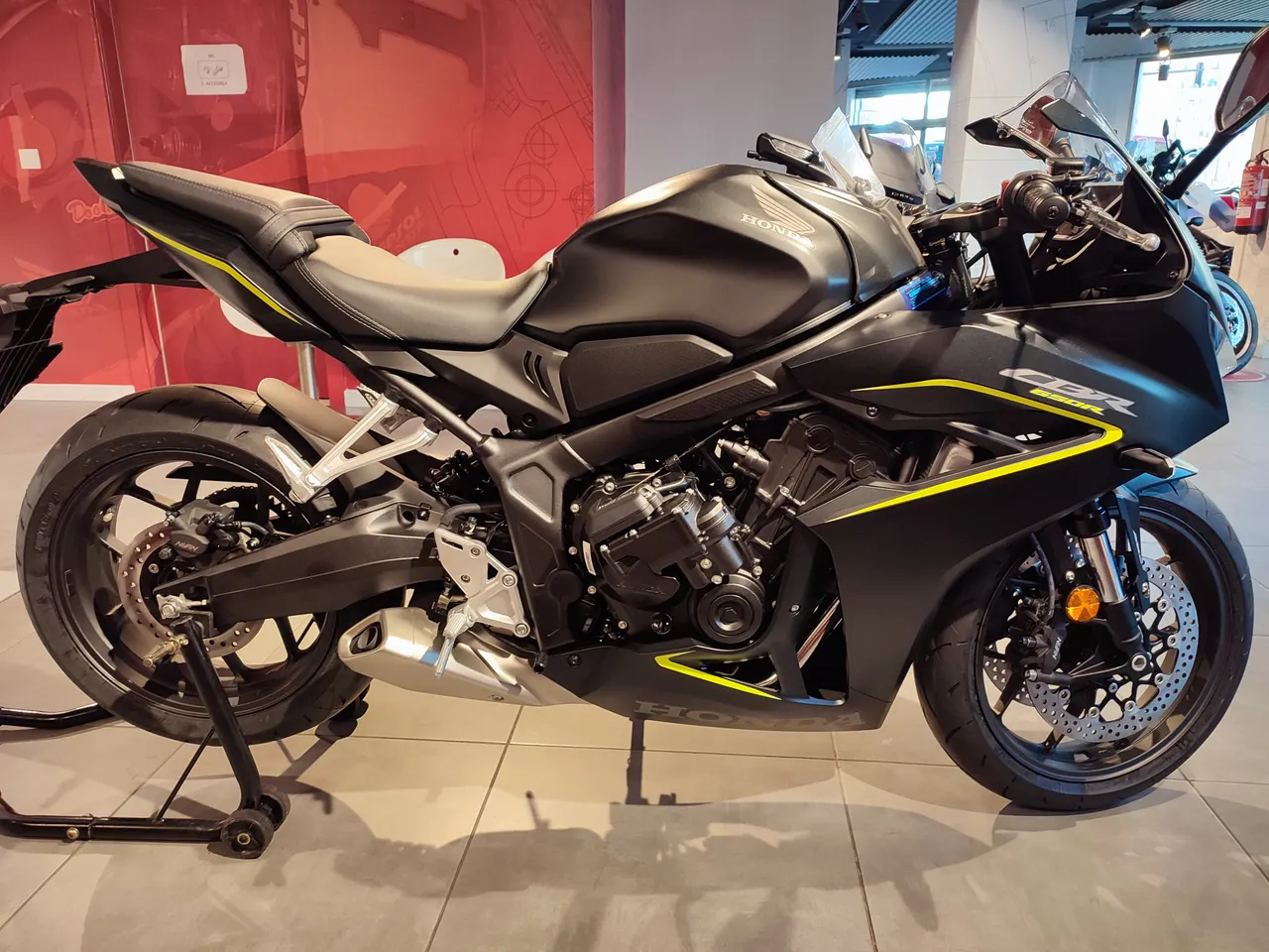 Honda CBR 650R negra mate con detalles amarillos en exposición