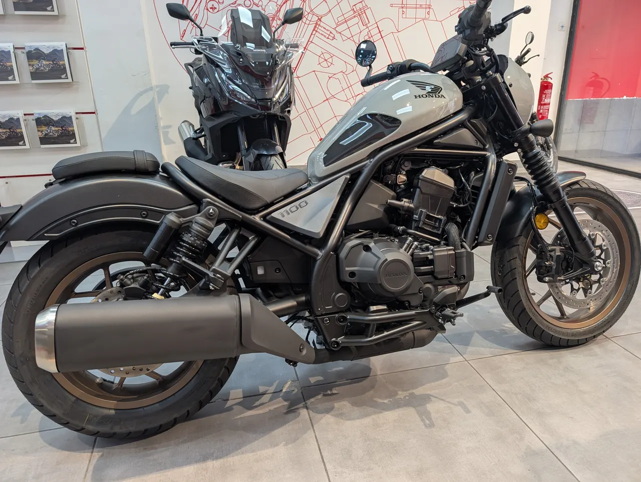 Honda CMX1100 Rebel Special Edition gris perlado vista lateral en exposición