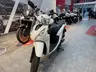Scooter Honda Vision blanca en un concesionario de motos