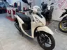 Honda Vision blanca en concesionario
