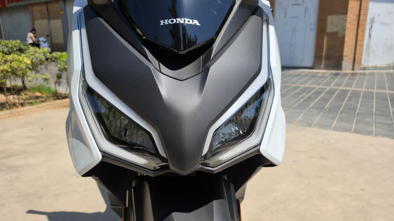 Frontal de la Honda Forza 125 en blanco perlado