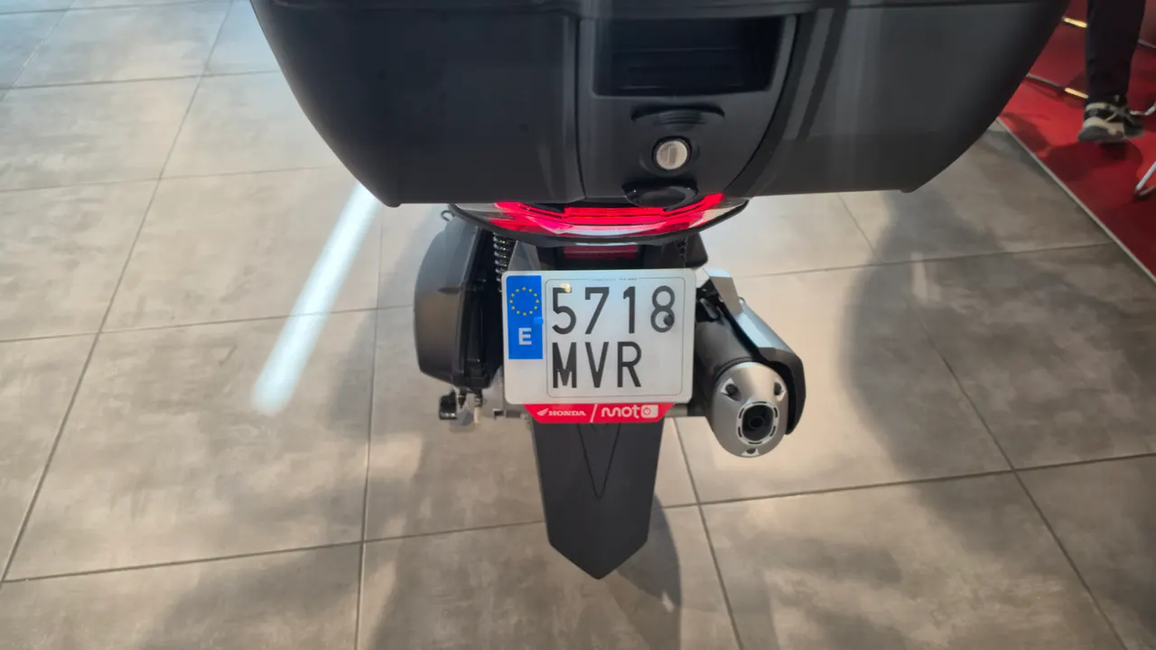 Parte trasera de una moto Honda PCX 125 con matrícula y maleta