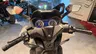 Vista frontal del manillar y cuadro de instrumentos de una Honda Forza 125 blanca