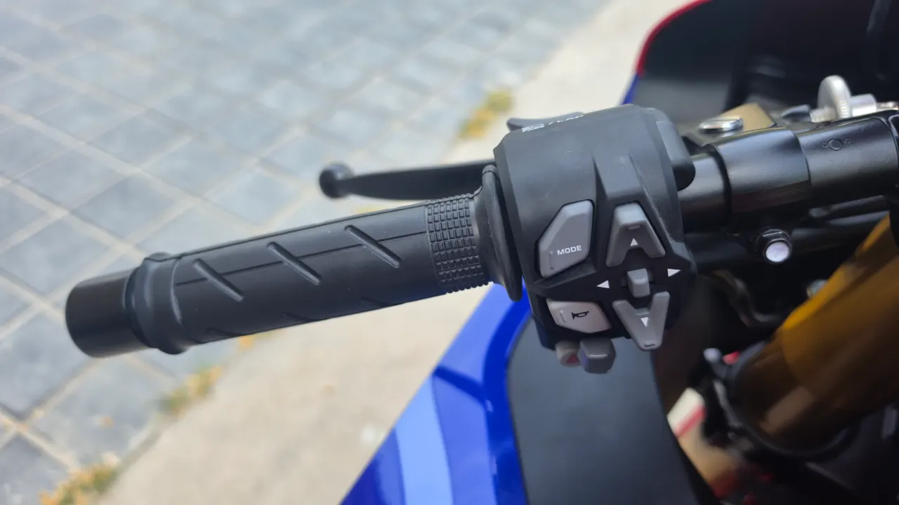 Manillar izquierdo con puño y controles de la Honda CBR1000RR-R Fireblade SP en color azul.