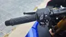 Manillar izquierdo con puño y controles de la Honda CBR1000RR-R Fireblade SP en color azul.