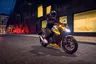 Honda CB750 Hornet amarilla circulando de noche en la ciudad.