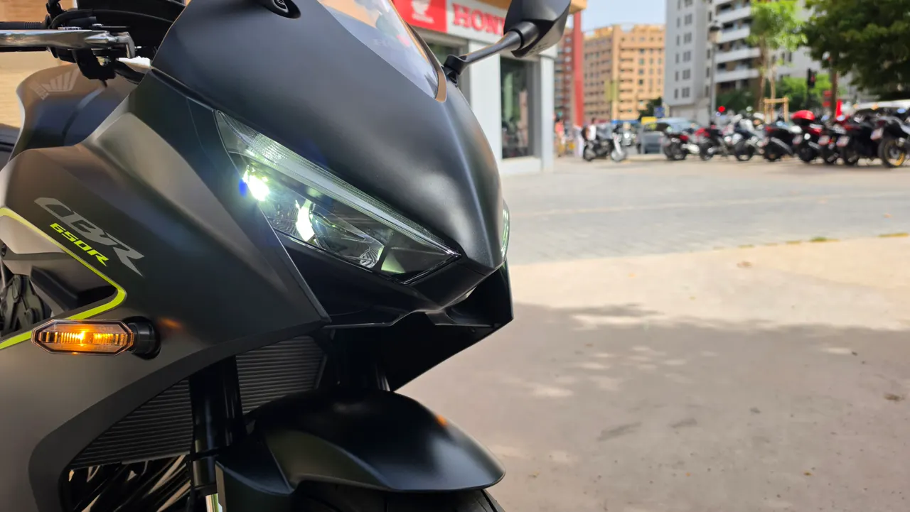 Frontal de moto Honda CBR 650R negra mate con faro encendido