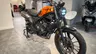 Honda CL500 naranja en exposición