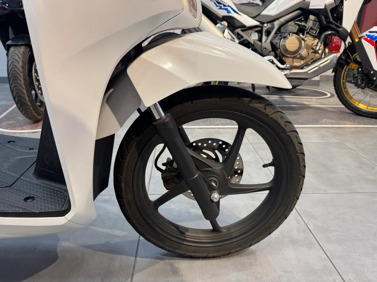 Rueda delantera de Honda Vision blanca