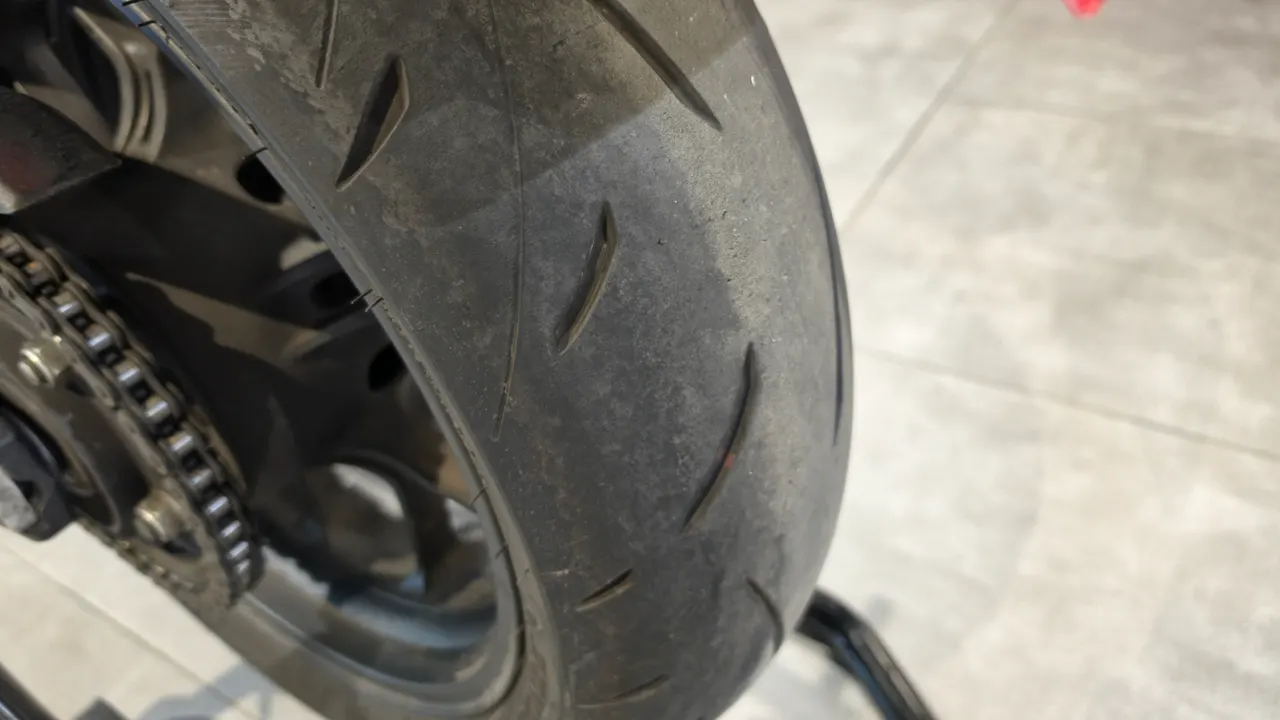 Neumático trasero de una moto Honda CBR650R