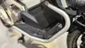 Detalle del protector lateral de una moto Honda X-adv