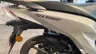 Detalle lateral de una moto Honda Vision 110 de color blanco