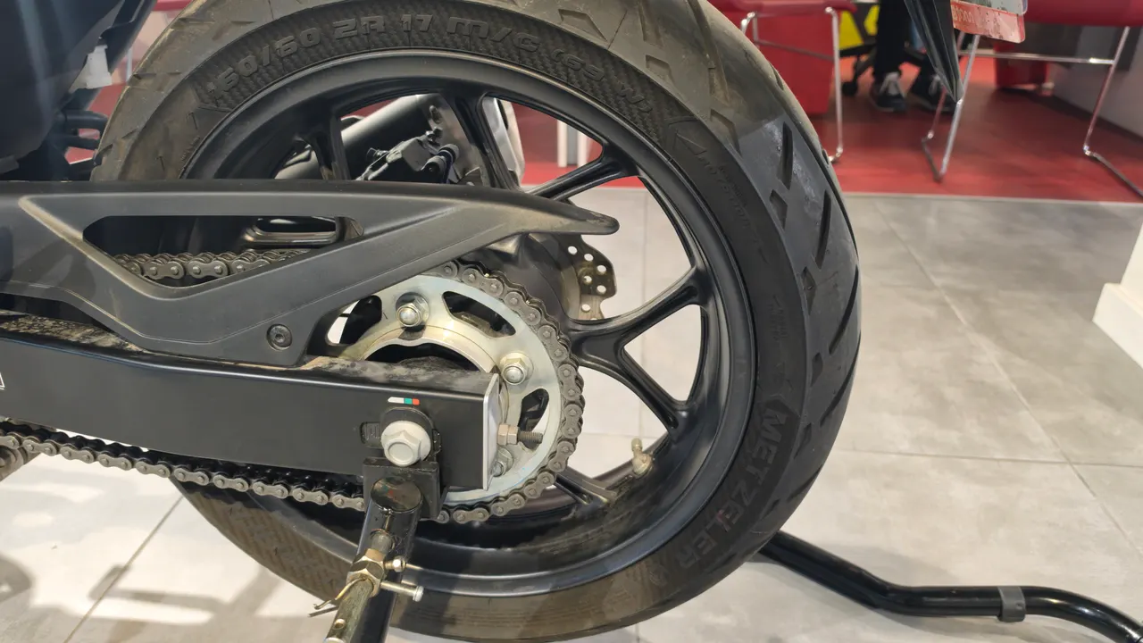 Detalle de la rueda trasera de una moto Honda NC750X