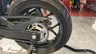 Detalle de la rueda trasera de una moto Honda NC750X