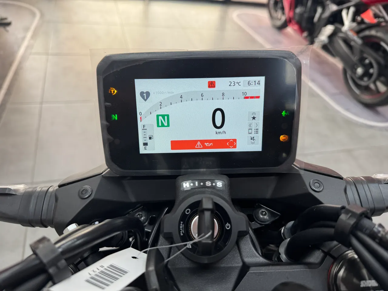 Panel de instrumentos digital de una Honda CB750 Hornet mostrando la marcha neutral y velocidad cero.