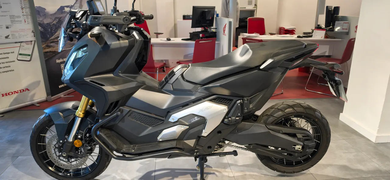 Honda X-ADV negra vista lateral