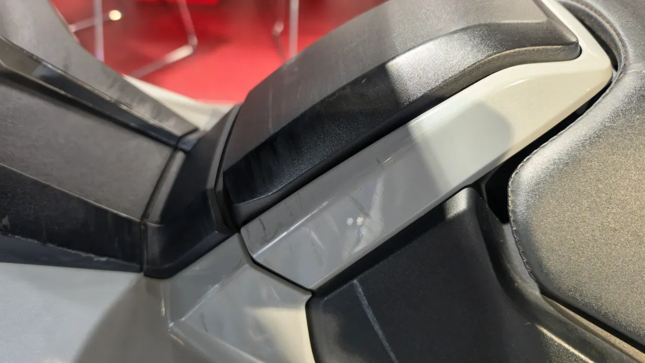 Detalle de la unión de los asientos de una Honda X-ADV