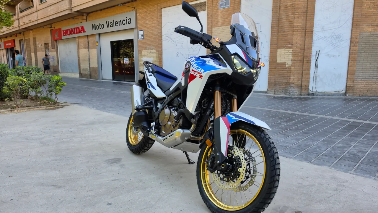Honda CRF1100L Africa Twin blanca con llantas doradas
