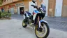 Honda CRF1100L Africa Twin blanca con llantas doradas
