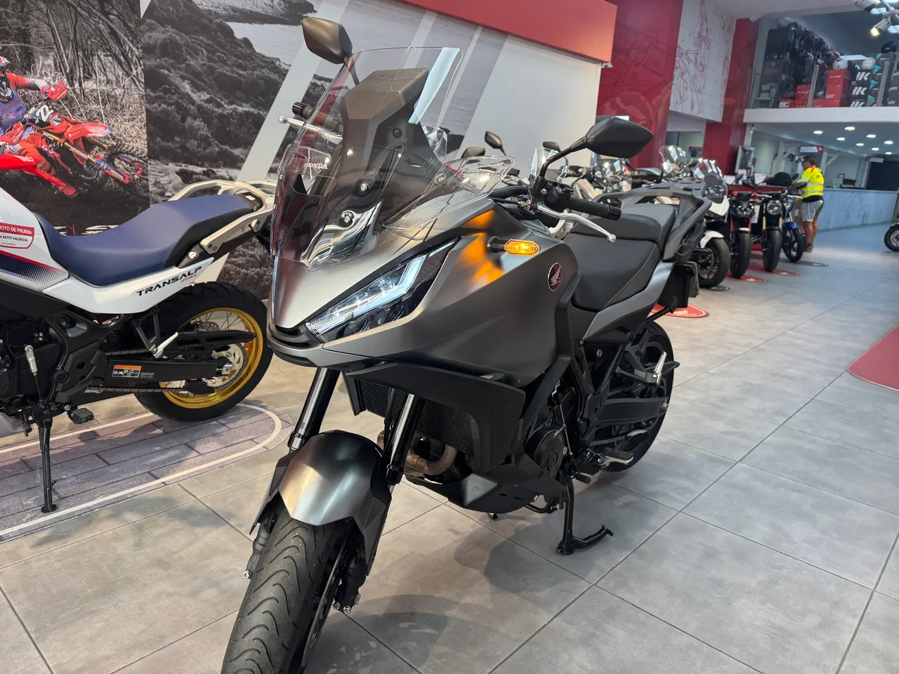 Honda Transalp 750 gris en un concesionario
