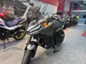 Honda Transalp 750 gris en un concesionario