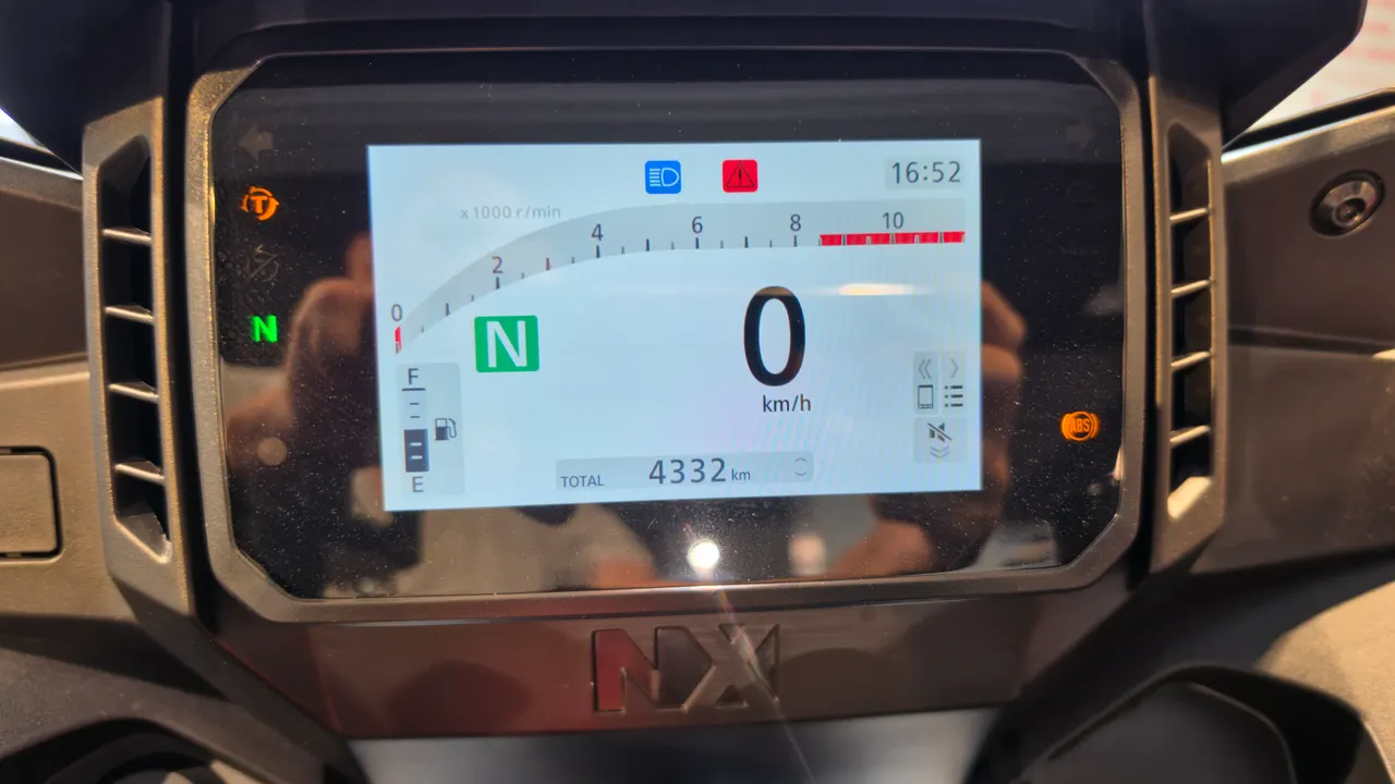 Pantalla digital de la Honda NX500 mostrando 0 km/h